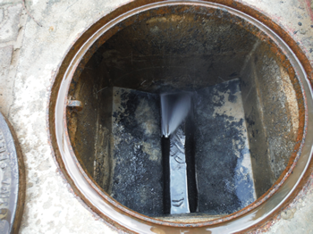 施工事例：排水管内ホース進行風景